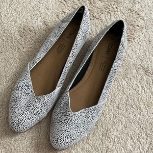 Toms leopard flats size 8